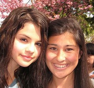 6 June check out new pics of Selena with fans from set of Ramona & Beezus from 2009