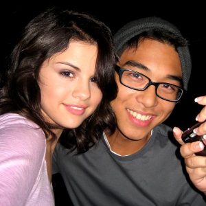 22 July check out new rare pics of Selena from 2009!