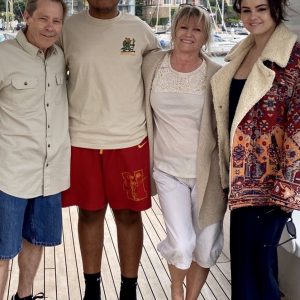 4 July new pic of Selena with her grandsparents