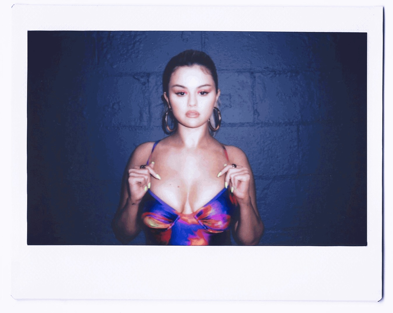 2 July check out the promo gif with outtakes from Selena's photoshoot ...