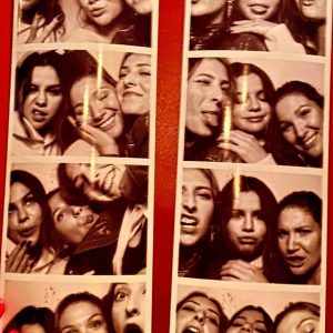 17 August check out new polaroids of Selena with friends!