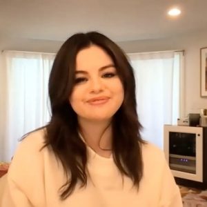 27 August Selena says Hi to her fans from Spain and Italy