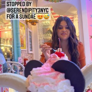 9 September: new pic of Selena at Serendipity3 with ice cream!