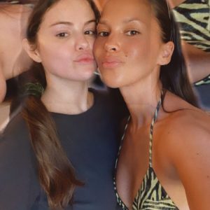 4 September new pics of Selena with her friends!