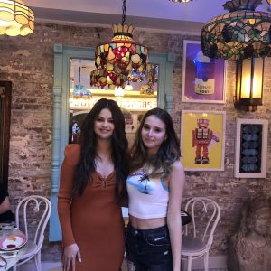 15 September: more new pics of Selena with a fan at Serendipity3!