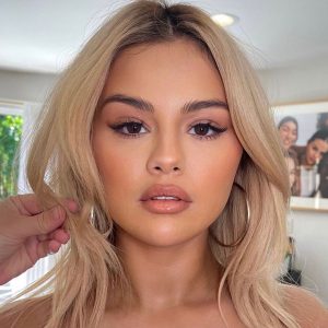 29 October: check out new SELfie of Selena!