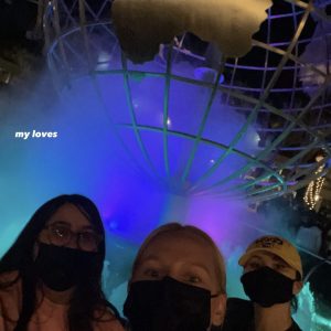 10 October: new videos of Selena with friends tonight at the “Universal Horor Nights” (Updated)