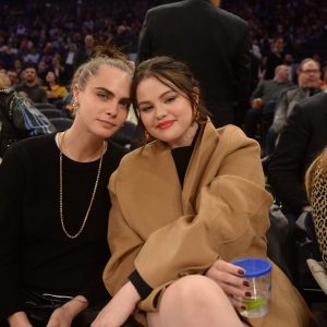 17 November: Selena spotted with Cara Delevingne at the basketball game in New York! (Updated with candids)