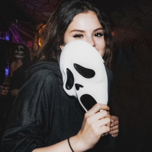 31 October: new pic of Selena from Halloween party!