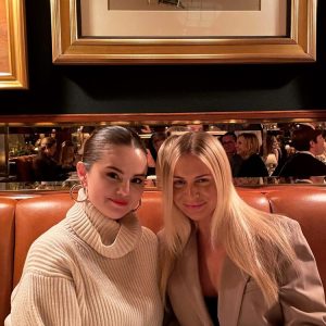 5 December: check out new pic of Selena with a friend in New York