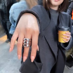 10 January: @tombachik on Instagram: My #BSGMIlkshake brings all the boys @selenagomez yard 🍨💅