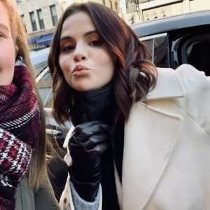 14 February: new pic of Selena with a fan in New York