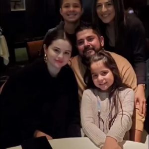 6 March: new pic of Selena with her family