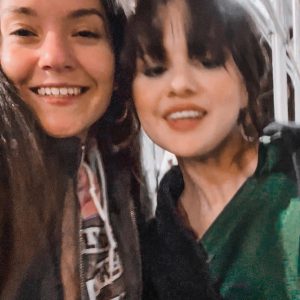 5 April: new pics of Selena with a fan taken last week on set of OMITB in New York