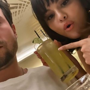 10 April: Selena at the party with friends in Los Angeles