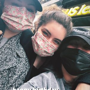 28 April: new pic of Selena with friends