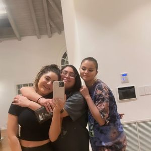 6 May: new pic of Selena with friends