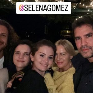 4 June: new pic of Selena with friends