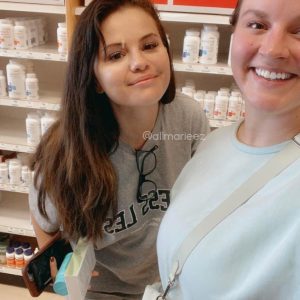 7 July: new pics of Selena with fans