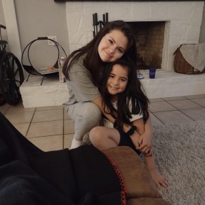 4 July: new rare pic of Selena with her little sister Victoria Gomez