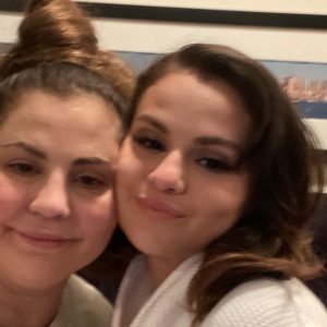 25 August: new selfie of Selena with mom Mandy Teefey