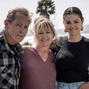 25 August: new pic of Selena with her grandparents on set of Selena + Chef (Updated)