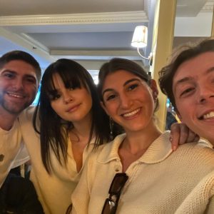 29 October: Selena with fans in New York