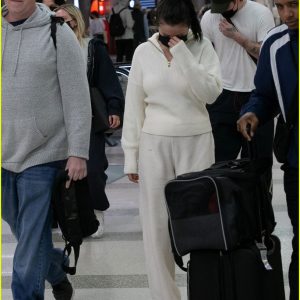 24 November: Selena has been spotted at the airport in Miami, FL