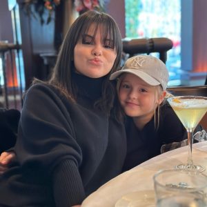 25 November: new pics of Selena celebrating Thanksgiving with mom & Gracie in New York
