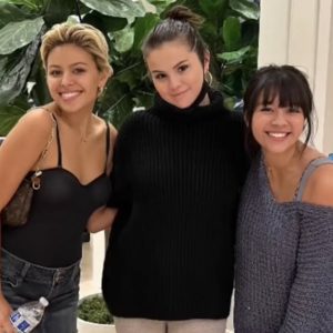 6 November: Selena with fans in Los Angeles