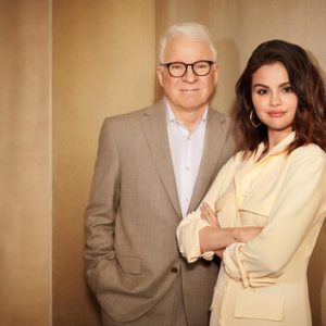 10 November: new LQ pics of Selena posing with Steve Martin & Martin Short for promo photoshoots