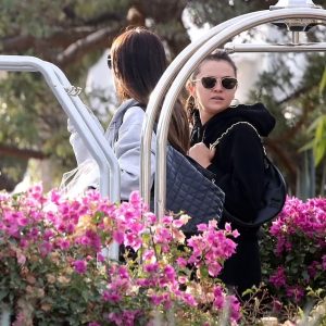 29 December: Selena spotted by paparazzi in Los Cabos, Mexico