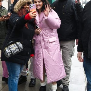 28 February: Selena dazzles while meeting fans under heavy rain in New York