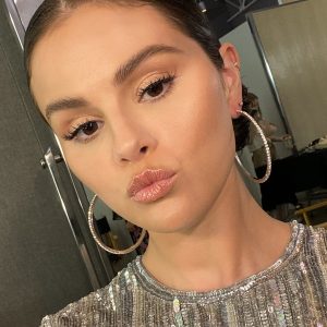 1 February: new Selena selfie for Rare Beauty