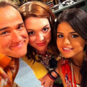 26 February: New pic of Selena with Jennifer Stone & David DeLuise from behind the scenes of 4th season of WOWP