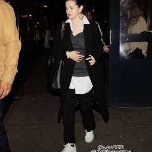 7 March: Selena spotted by paparazzi leaving restaurant in New York