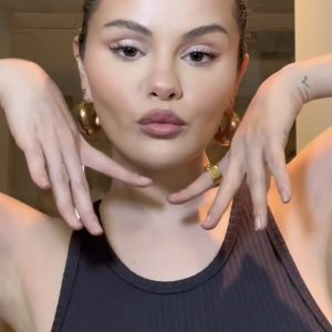 4 March: Selena returns to TikTok with a new makeup tutorial video