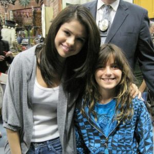 23 April: new rare pic of teenage Selena with a fan from behind the scenes of WOWP from 2010