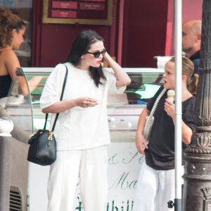 17 June: Selena & Gracie spotted enjoying ice cream in Paris