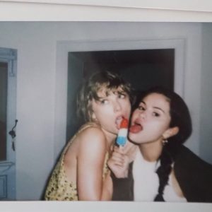 7 July: Selena & Taylor Swift celebrate 4th of July together