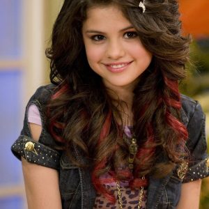 31 August: new HQ still with teen Selena from episode of Hannah Montana