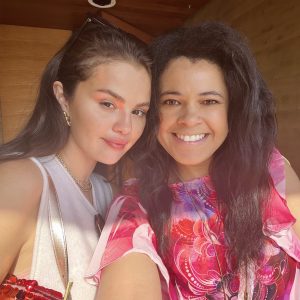 7 August: new picture of Selena with a fan at the restaurant Nobu in Malibu, CA