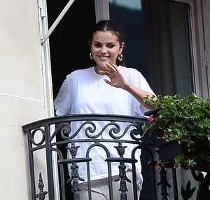 25 September: Selena waving fans from her hotel’s balcony