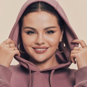 7 September: Selena stuns in the new Rare Beauty hoodie