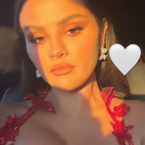 12 September: Selena shared new pics and a video via Instagram stories on her way to VMA