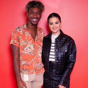 8 September: new pic of Selena with DJ Ronnie backstage on 102.7 KIIS FM