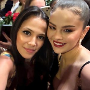 27 September: even more new pics and videos of Selena with fans in Paris