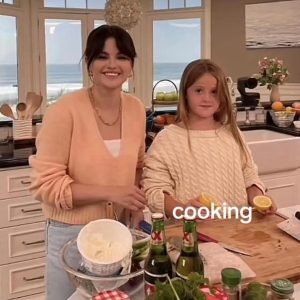 31 October: new rare picture of Selena & Gracie on set of ‘Selena + Chef’
