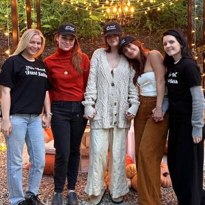 22 November: check out new picture of Selena with friends recently