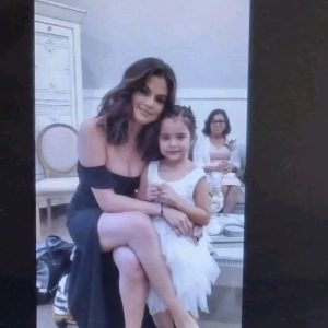 2 November: check out new rare pic of Selena with her little sister Victoria